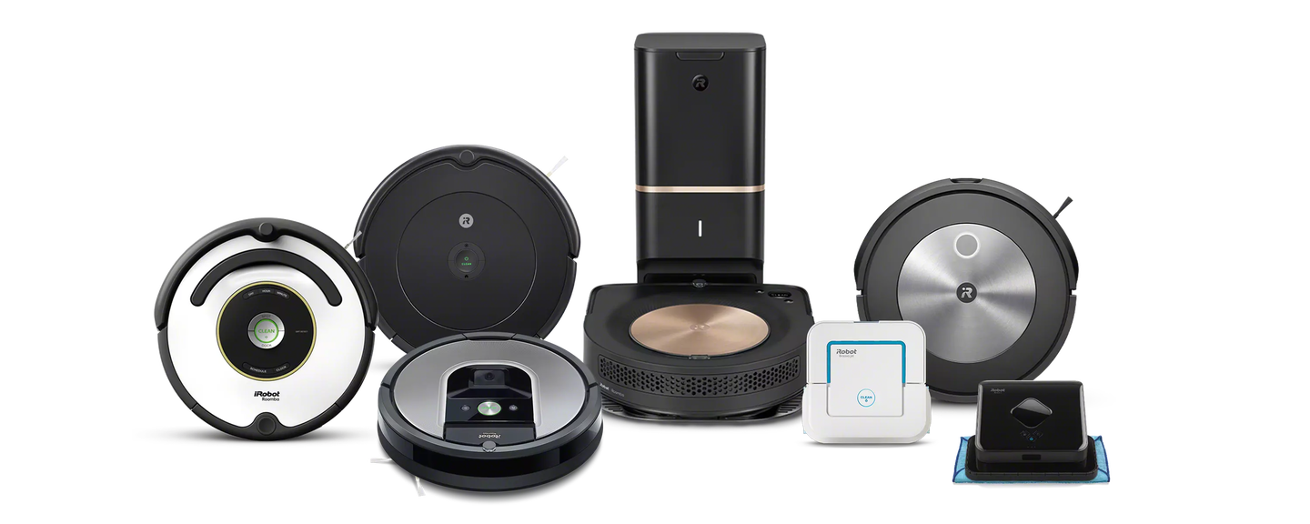 Eine Familie spielt in der K&uuml;che hinter Bildern verschiedener Saug- und Wischroboter von iRobot.