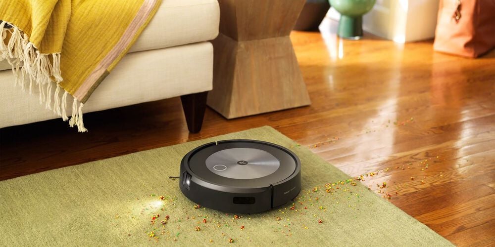 Um Roomba no chão entre migalhas