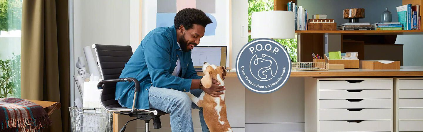 Mann mit Hund am Computer. „Unser Versprechen an Haustierhalter“-Logo